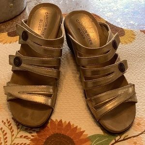 GOLD 2 1/2” HEELED SANDALS
